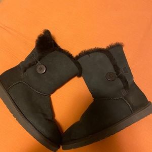 Short Black UGGS